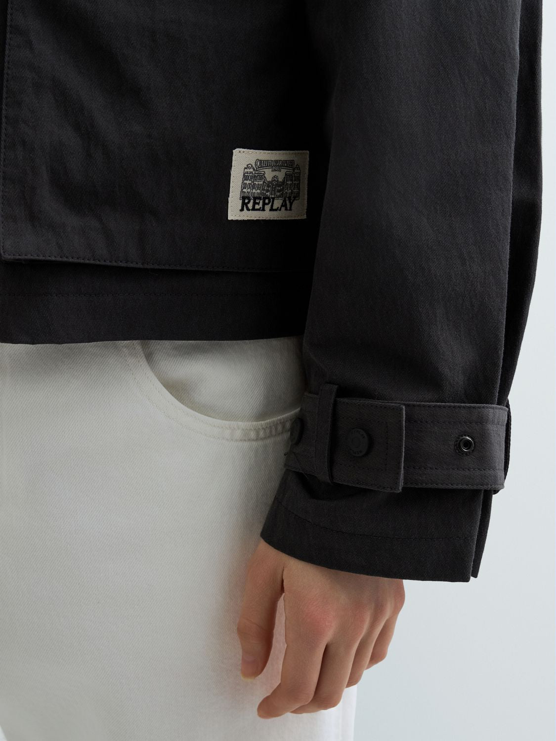 DÁMSKÁ CROPPED BUNDA S NÁPRSNÍMI KAPSAMI