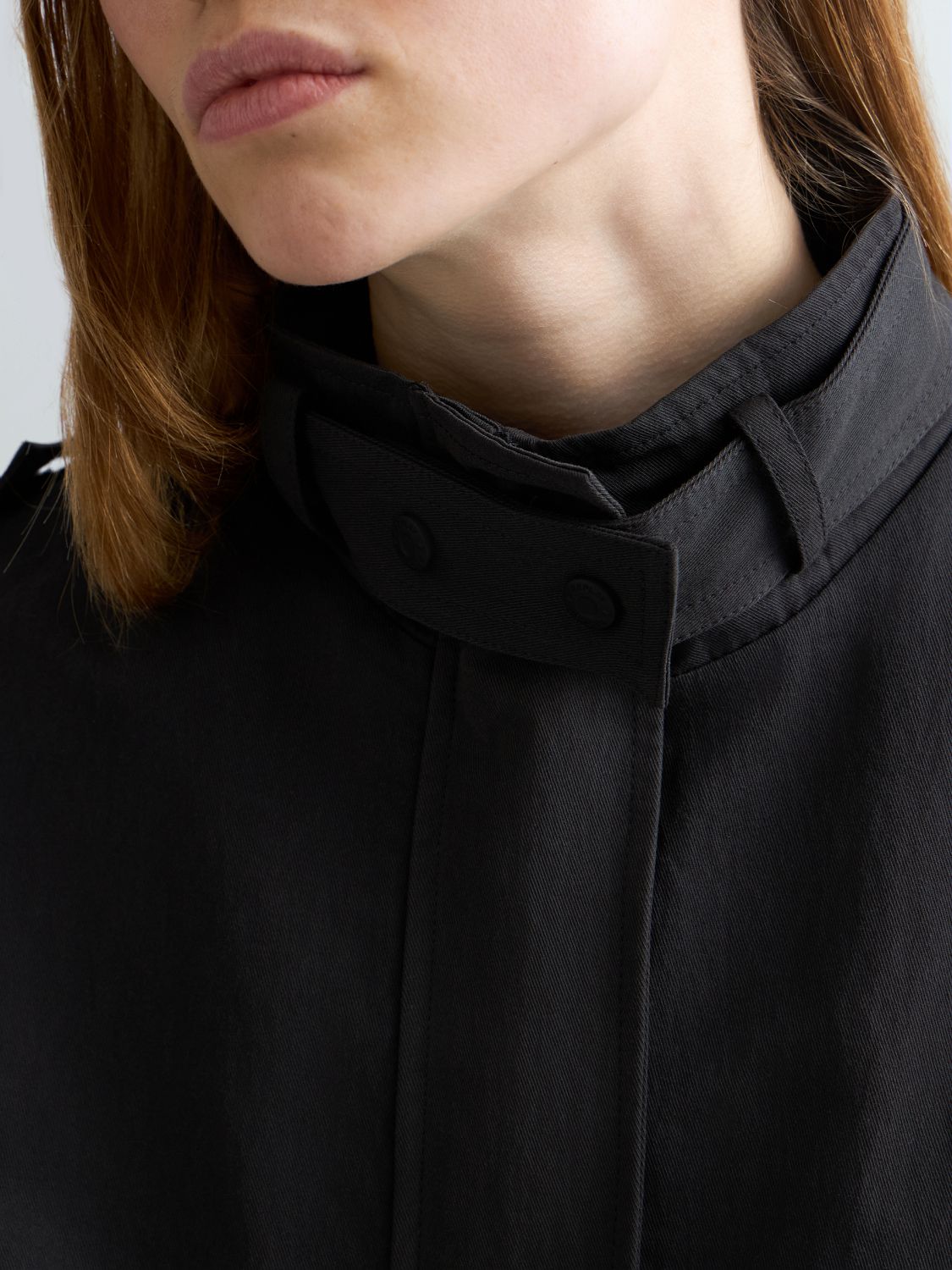 DÁMSKÁ CROPPED BUNDA S NÁPRSNÍMI KAPSAMI
