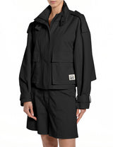 DÁMSKÁ CROPPED BUNDA S NÁPRSNÍMI KAPSAMI