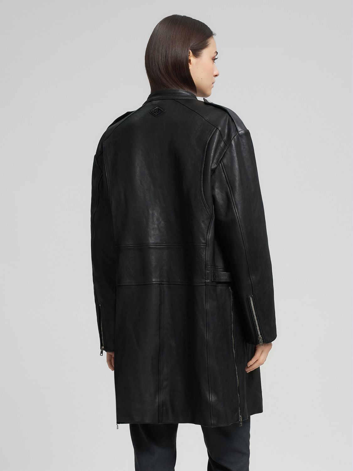 Dlouhý kožený kabát