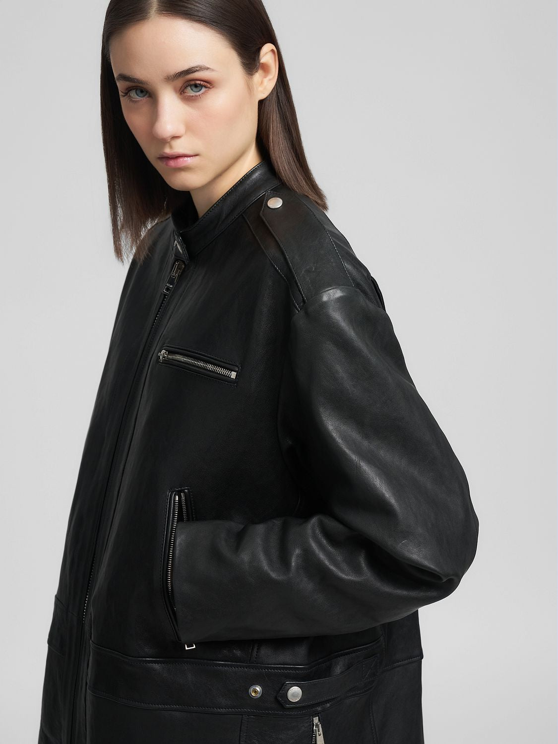 Dlouhý kožený kabát