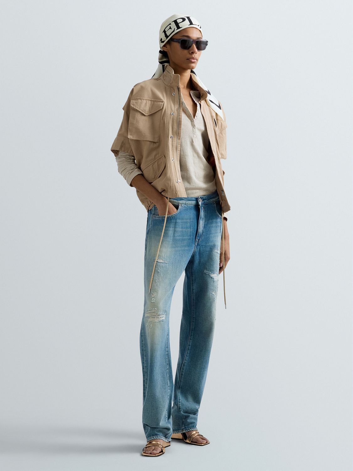 DÁMSKÁ BUNDA S KRÁTKÝM RUKÁVEM A KAPSAMI