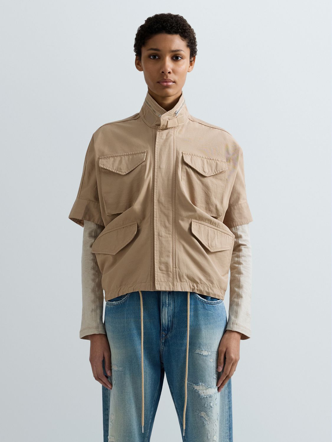 DÁMSKÁ BUNDA S KRÁTKÝM RUKÁVEM A KAPSAMI