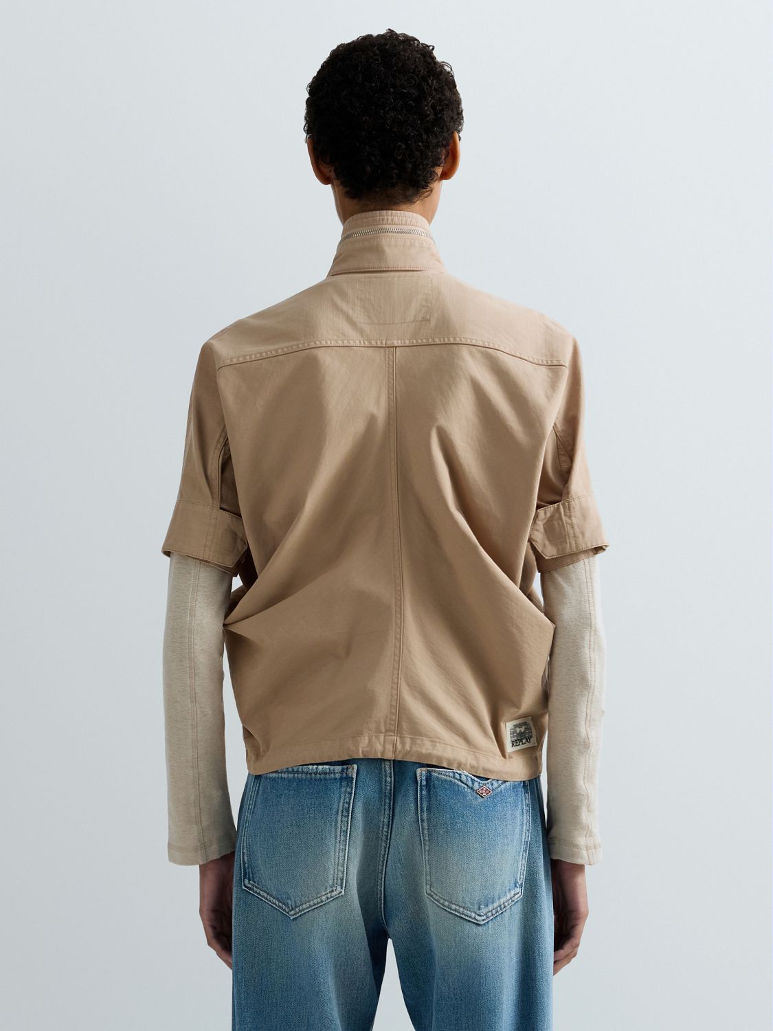 DÁMSKÁ BUNDA S KRÁTKÝM RUKÁVEM A KAPSAMI