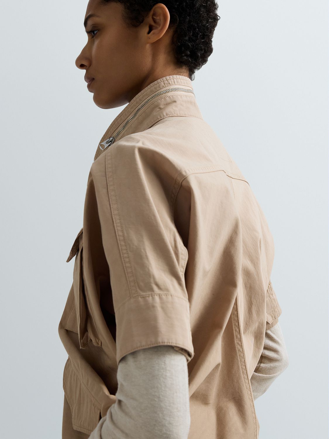 DÁMSKÁ BUNDA S KRÁTKÝM RUKÁVEM A KAPSAMI