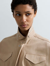 DÁMSKÁ BUNDA S KRÁTKÝM RUKÁVEM A KAPSAMI