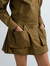 KOŠILOVÉ MINI ŠATY S KAPSAMI