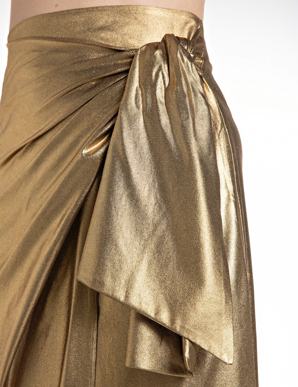 ZLATÁ SUKNĚ S ASYMETRICKÝM STŘIHEM